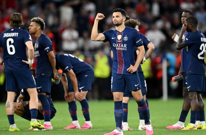 Việc Alex Ferguson chúc mừng đội PSG thu hút lượng tương tác lớn